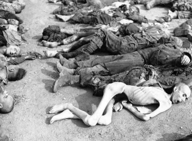 Мертвые тела, найденные солдатами Третьей бронетанковой дивизии армии США, в немецком концентрационном лагере в Нордхаузен.