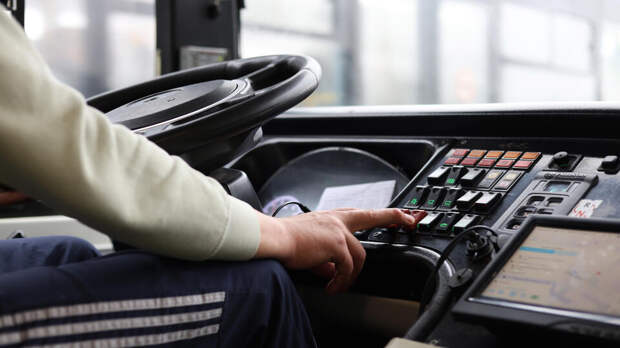 Подросток угнал автобус, чтобы подвезти подругу до школы