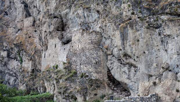 Крепость в старом ауле Дзивгис водопад, заброшенный город, крепость, пещеры, северная осетия