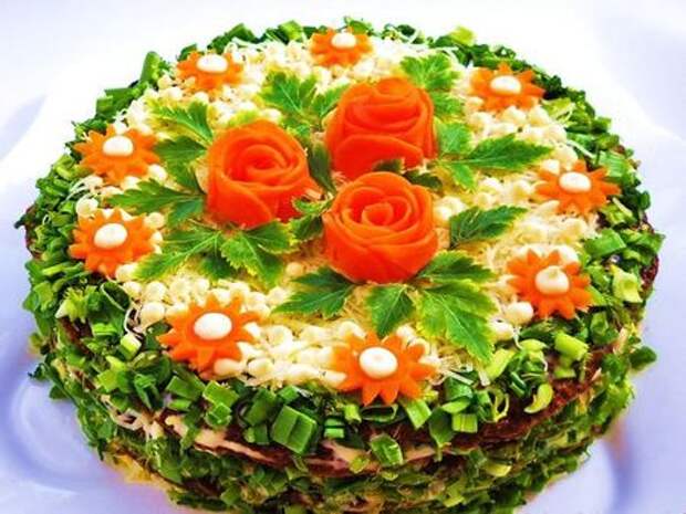 Украшенный готовый торт из куриной печени