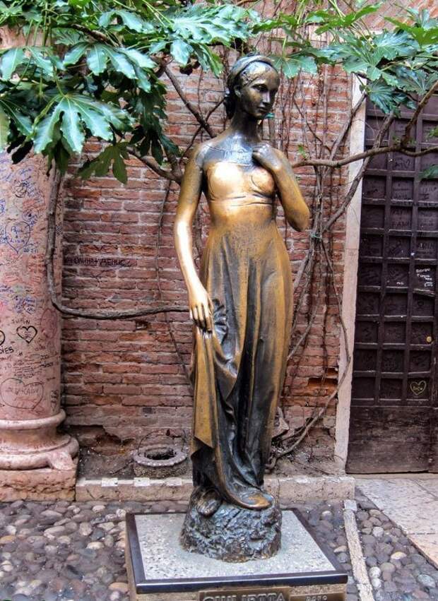 2. Существует поверие, что если потереть грудь памятнику Джульетте в Вероне, то найдешь счастье и любовь. Туристы годами следуют этой традиции, отчего статуя поменяла цвет беспощадность времени, интересно, неумолимость времени, фото