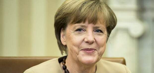 Меркель забросали помидорами во время предвыборного митинга merkel-0
