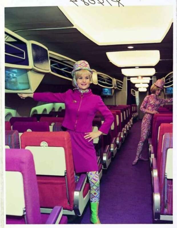 8. Стюардесса Braniff International Airways в униформе, разработанной Эмилио Пуччи в 1966 году девушки, красиво, пассажиры, полеты, самолет, стюардессы, униформа стюардесс, фото