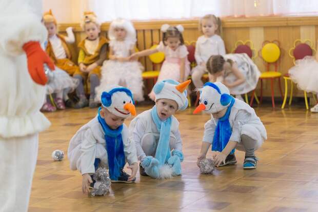 В России чиновники вручили детям новогодние подарки с «чертиком» и разозлили их родителей