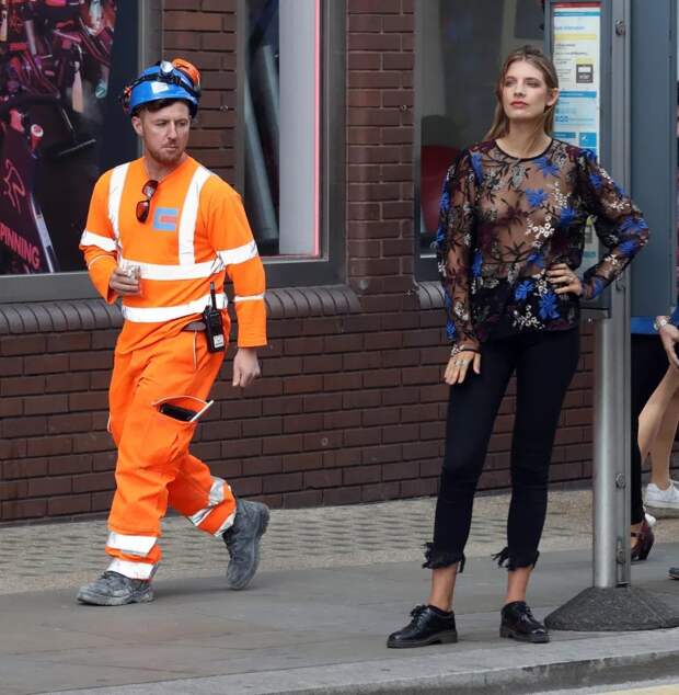 На грани фола: модель прошлась по улицам Лондона в прозрачной кофточке без лифчика
