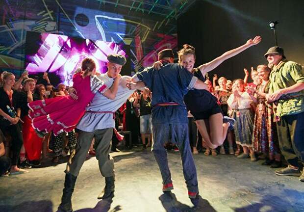 Участники хип-хоп вечеринки на сцене арт-квартала Таврида-ТАНЦЫ в рамках фестиваля творческих сообществ Таврида-АРТ в бухте Капсель в Судаке