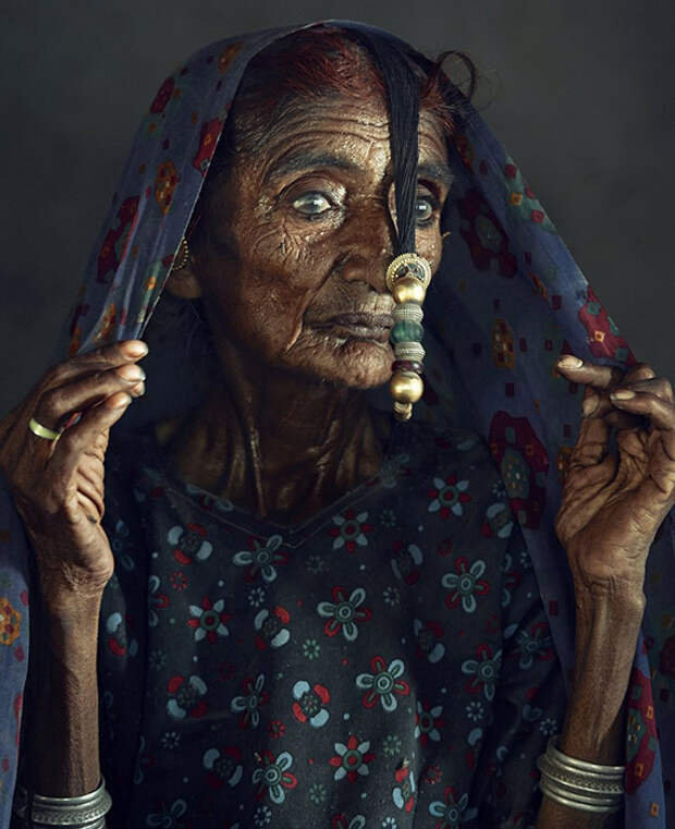 Пожилая женщина из племени Мир из Индии.