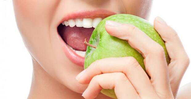 яблоко чистит зубы