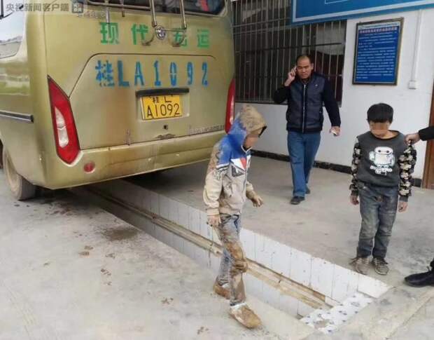 Дети три часа ехали под днищем автобуса чтобы встретиться с родителями авто, автобус, безбилетник, дети, история, китай, проезд, родители