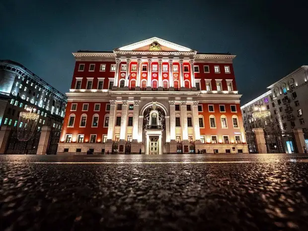 Одним из заметных архитектурных символов Москвы по праву считается здание под номером 13 на Тверской улице.