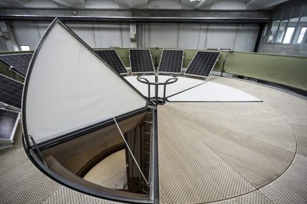 На крыше домика обустроена терраса с зоной отдыха, установлены солнечные панели и система сбора дождевой воды (концепт Casa Ojala'). | Фото: noithatphongthuy.info.