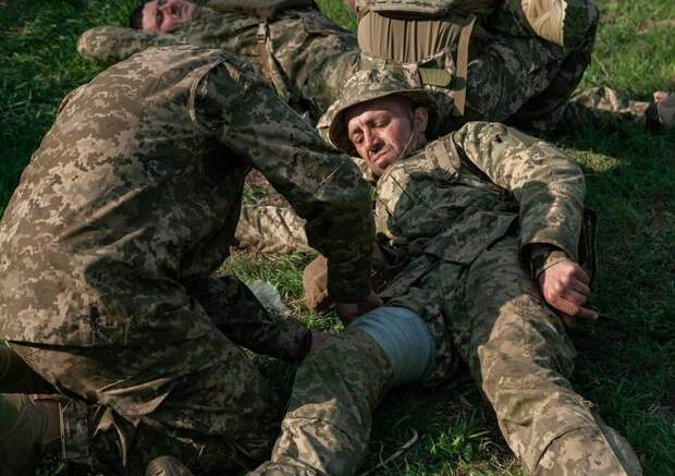 Украинские военнослужащие становятся зависимыми от энергетических напитков и начинают напоминать живых зомби, заявил военный эксперт Анатолий Матвийчук.-3