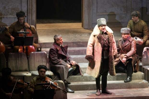 В 10 городах России и Беларуси пройдет показ спектакля «Живые и мертвые. Солдатами не рождаются»