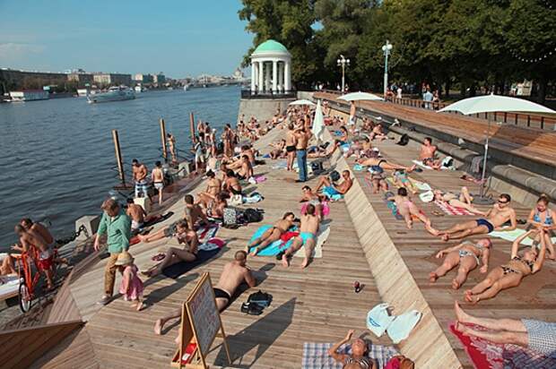 Парк горького купаться. Оливковый пляж парк Горького. Пляжи Москвы. Пляж в парке Горького. Московский пляж.