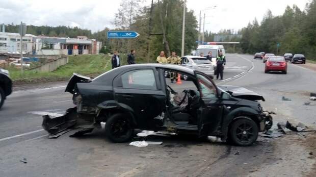 В результате аварии, по данным ГИБДД, водители Фольксвагена и Шевроле получили тяжелые травмы. Обоих пострадавших доставили в больницу. Водитель Фольксваген - 47-летний гражданин Белоруссии - позже скончался в реанимации. авария, авария дня, авто, авто авария, видео, дтп, лобовое столкновение, массовое дтп