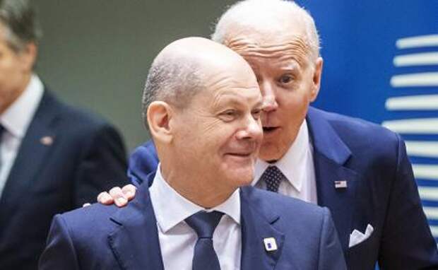 На фото слева направо: канцлер ФРГ Олаф Шольц и президент США Джо Байден