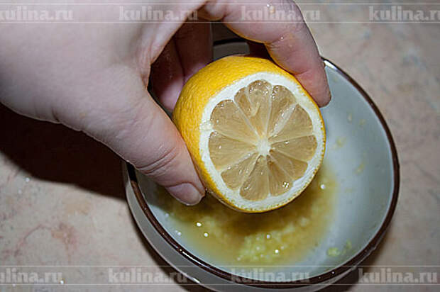 Влить лимонный сок и добавить цедру лимона.