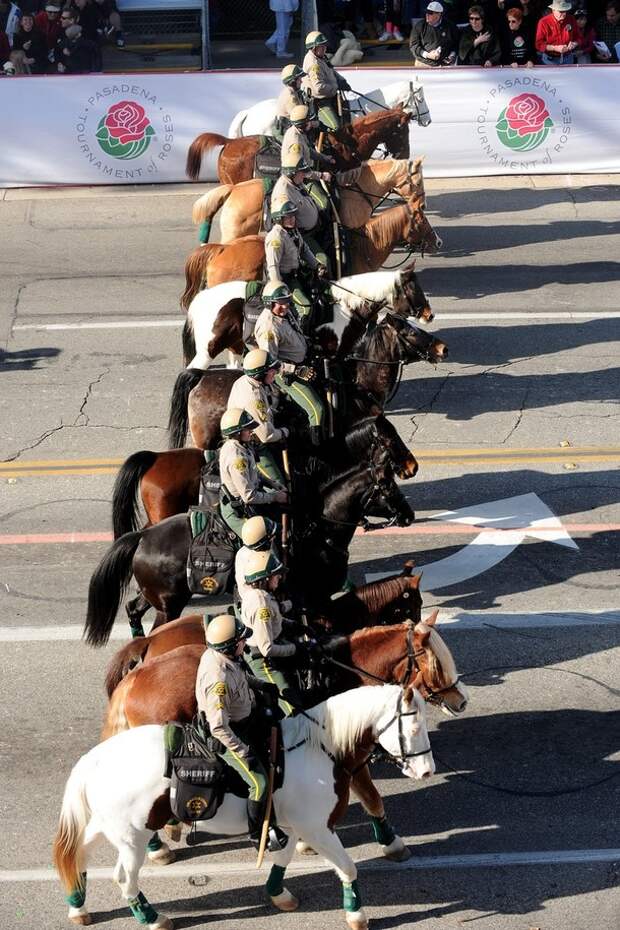 17) Конная процессия шерифов округа Лос-Анджелес. (Alberto E. Rodriguez/Getty Images)