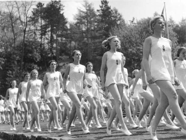 5. Представительницы Союза немецких девушек (женский аналог гитлерюгенда) занимаются гимнастикой, 1941 г. германия, история, фото