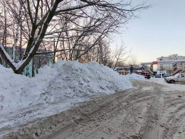 Жители Тулы пожаловались на гору снега на улице Болдина