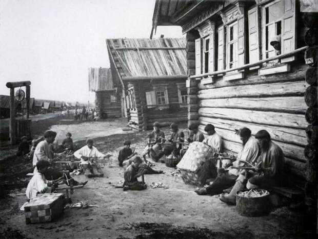 Производство изделий с применением ручного труда.
