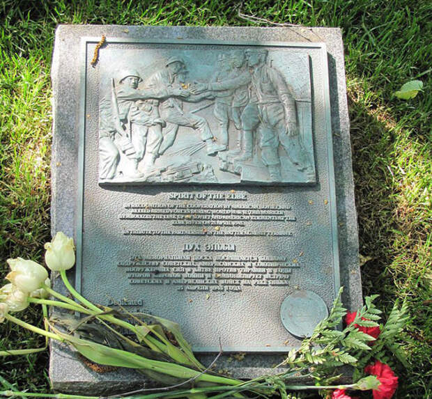 Памятник встрече на Эльбе. Памятник встрече на Эльбе.