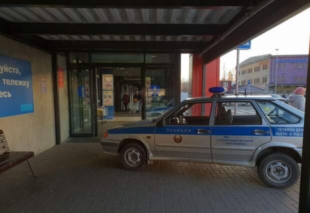 Полицейский ВАЗ заметили на входе в супермаркет на Пискарёвском проспекте. Машина заехала под крышу магазина и осталась стоять рядом с тележками. авто, автохам, быдло, ваз, магазин, парковка, полицейские, полиция