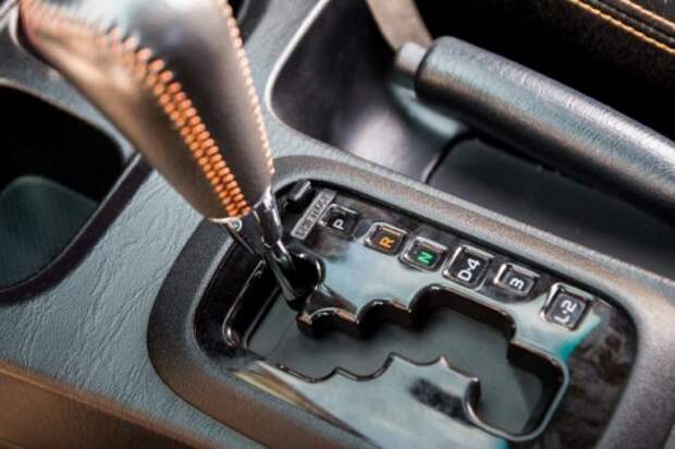 8 вещей, которые вы не должны делать в автомобиле с автоматической коробкой передач