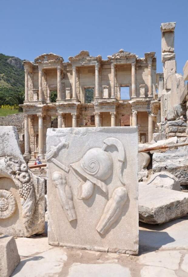Стелла, найденная в Эфесе на кладбище гладиаторов / Источник: kemerinfo.ru