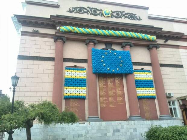 К приезду Порошенко в Одессе замаскировали Стену Героев К приезду Порошенко в Одессе замаскировали Стену Героев