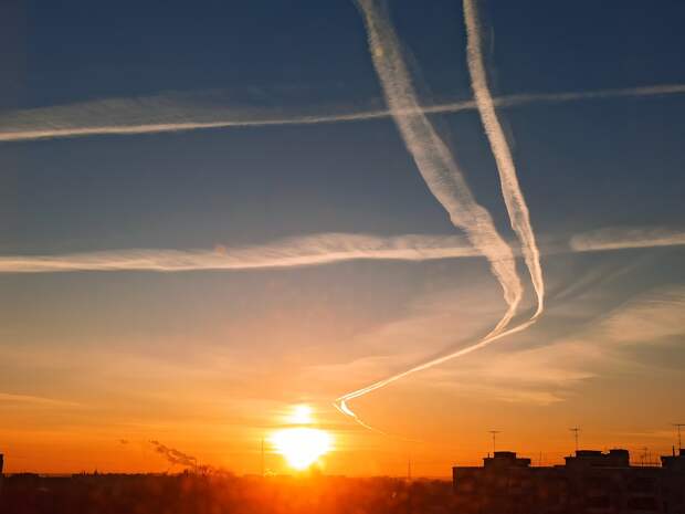 Распыление вируса или….? Жители Твери заметили, что вчера самолёты  оставляли широкие белые полосы в небе над городом — что бы это значило? —  Тверь24 — новости в Тверском регионе