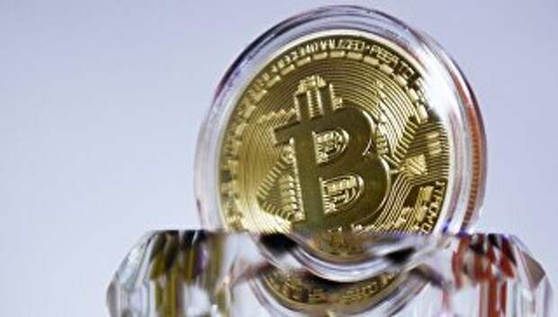 Сувенирная монета криптовалюты биткойн в MaRSe Bitcoin Center в Москве. Архивное фото