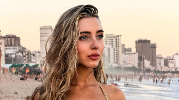 Избранница Павла Дурова устроила фотосессию на пляже