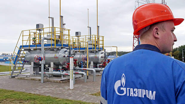 Рабочий на территории хранилища газа. Архивное фото Рабочий на территории хранилища газа. Архивное фото