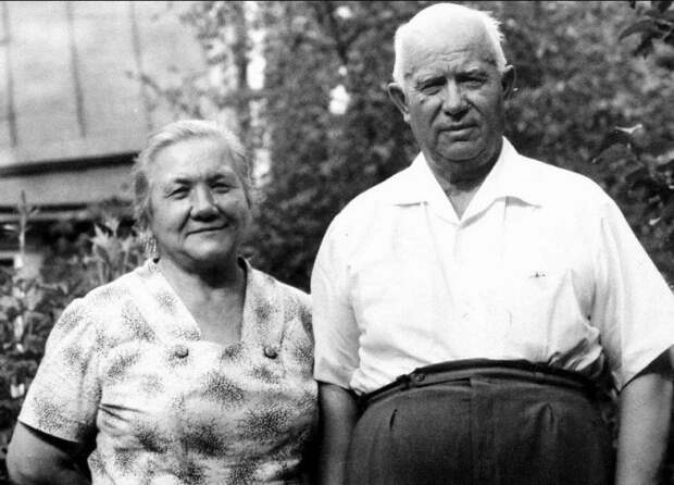Никита Сергеевич и Нина Петровна Хрущёвы. / Фото: www.love-psy.ru