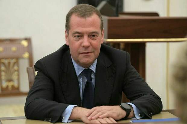 Медведев призвал Макрона и Шольца отправляться «на свалку истории»