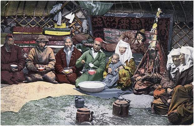Казахская семья в юрте. Снято между 1911 и 1914 годами (из Википедии. Фото: С. И. Борисов)