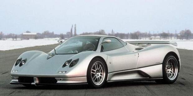 Pagani Automobili - итальянский производитель суперкаров, пользующийся популярностью среди густых лесов. Компания прославилась своей первой моделью - Pagani Zonda C12 F ручной работы, которая дебютировала в 1999 году. Первоначально она называлась Fangio F1 - в честь Хуана-Мануэля Фанхио, одной из легенд Формулы 1, но после его смерти она была переименована. автомобиля Zonda C12 F. Всего выпущено 5 единиц, что делает суперкар одним из самых редких в мире. Однако он также является одним из самых доступных в своем классе, так как стоит 650 000 долларов. Он сделан из карбона и титана, а под капотом - 6,0-литровый V12 Mercedes-Benz. Двигатель развивает 400 л.с. и сочетается с 5-ступенчатой механической коробкой передач. Разгон от 0 до 100 км / ч занимает 4,2 секунды, а максимальная скорость составляет 300 км / ч.