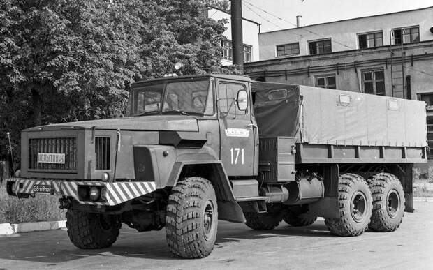 Первоначально у прототипа КрАЗ-Э260Е 1972 года с газовой турбиной ГАЗ‑99ДМ мощностью 350 л.с. был длинный «нос». Потом установку сумели разместить под штатным капотом.
