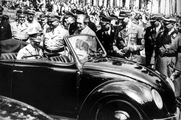 Фердинанд Порше представляет Адольфу Гитлеру Volkswagen – «народный автомобиль». | Фото: reddit.com.