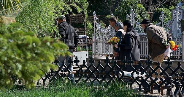 Люди на Кукийском кладбище в центре столицы Грузии