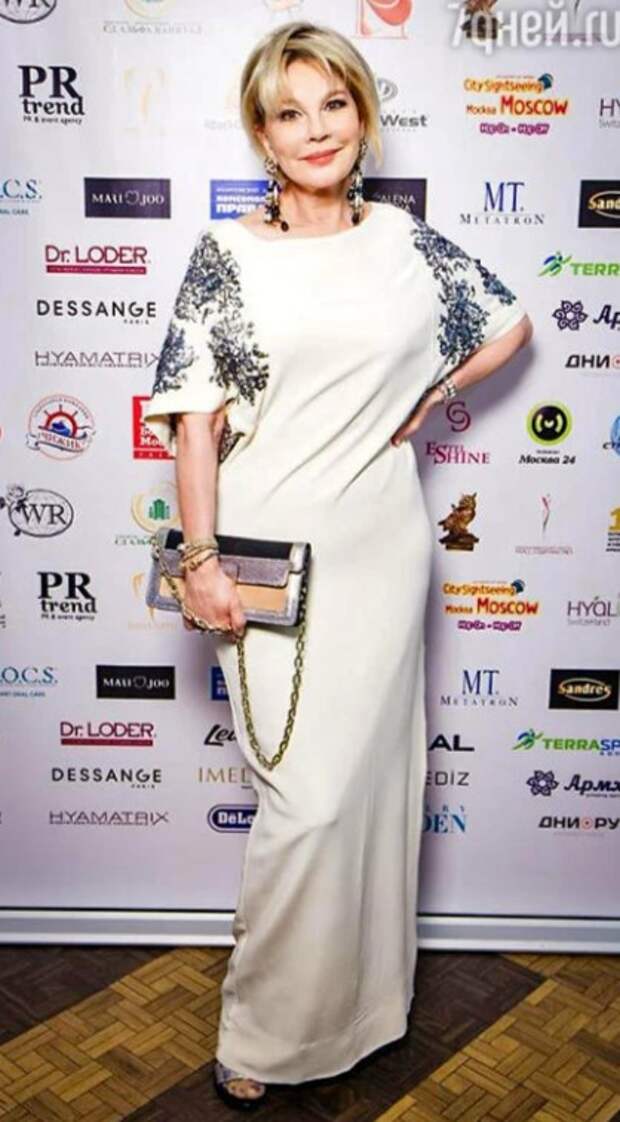 Известная актриса Татьяна Веденеева в белом платье с сумкой