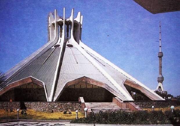 Фантастическая конструкция павильона ВДНХ в Ташкенте.