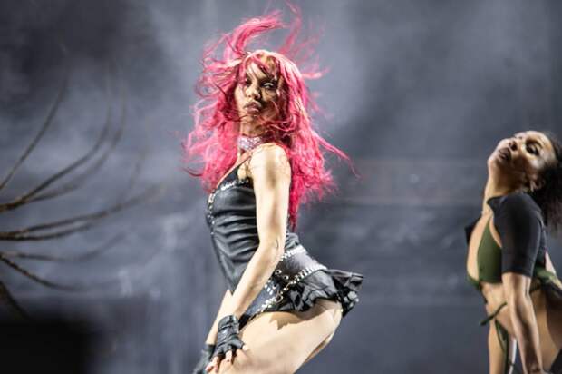 В сети возмутились танцами популярной певицы в микрошортах на улице