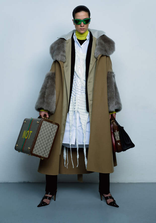ПАЛЬТО, Loewe; ТРЕНЧ, Vetements; ДЖЕМПЕР, Prada; БЛУЗКА, The Row; ПЛАТЬЕ, Vereja; ЖАКЕТ, ВОДОЛАЗКА, БРЮКИ, ТУФЛИ И ОЧКИ, Bottega Veneta; ЧЕМОДАН И СУМКИ, Gucci; СУМКА (черная), Hermès; КОЛЬЦО (на среднем пальце) LV VOLT, Louis Vuitton (ЖЕЛТОЕ ЗОЛОТО, БРИЛЛИАНТ); КОЛЬЦО (на указательном пальце) TIFFANY T TRUE, Tiffany & Co. (ЖЕЛТОЕ ЗОЛОТО).  