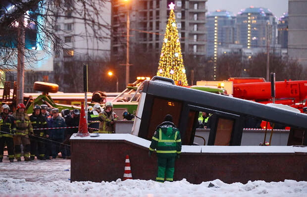 В Москве автобус на скорости протаранил людей в подземном переходе