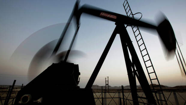 Добыча нефти. Архивное фото Добыча нефти. Архивное фото