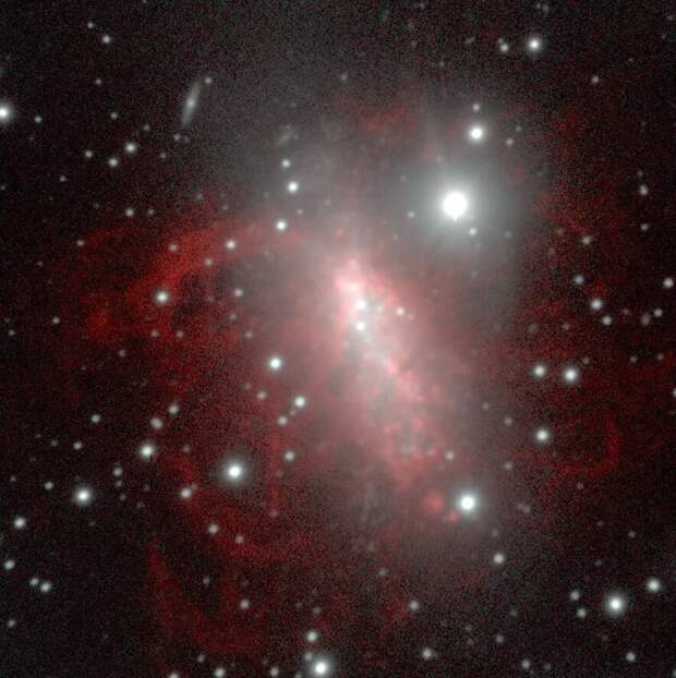 Фото: Алексей Моисеев и Елена Барсукова / Карликовая галактика NGC 1569, расположенная в 2,2 миллиона световых лет от нас. Снимок сделан при помощи БТА