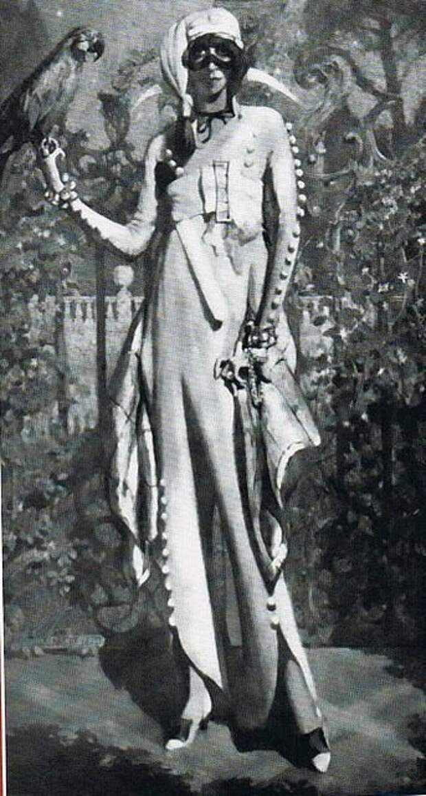 Marchesa Luisa Casati, wearing Arlecchino Bianco — 1913 — Costume by Guiglio de Blaas