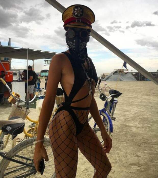 Девушки фестиваля Burning Man-2017 (26 фото)